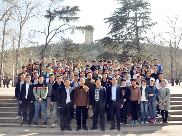 缅怀先烈 坚立奉献心志——山东神学院全体学生赴英雄山瞻仰革命烈士墓、供稿：王孟坤