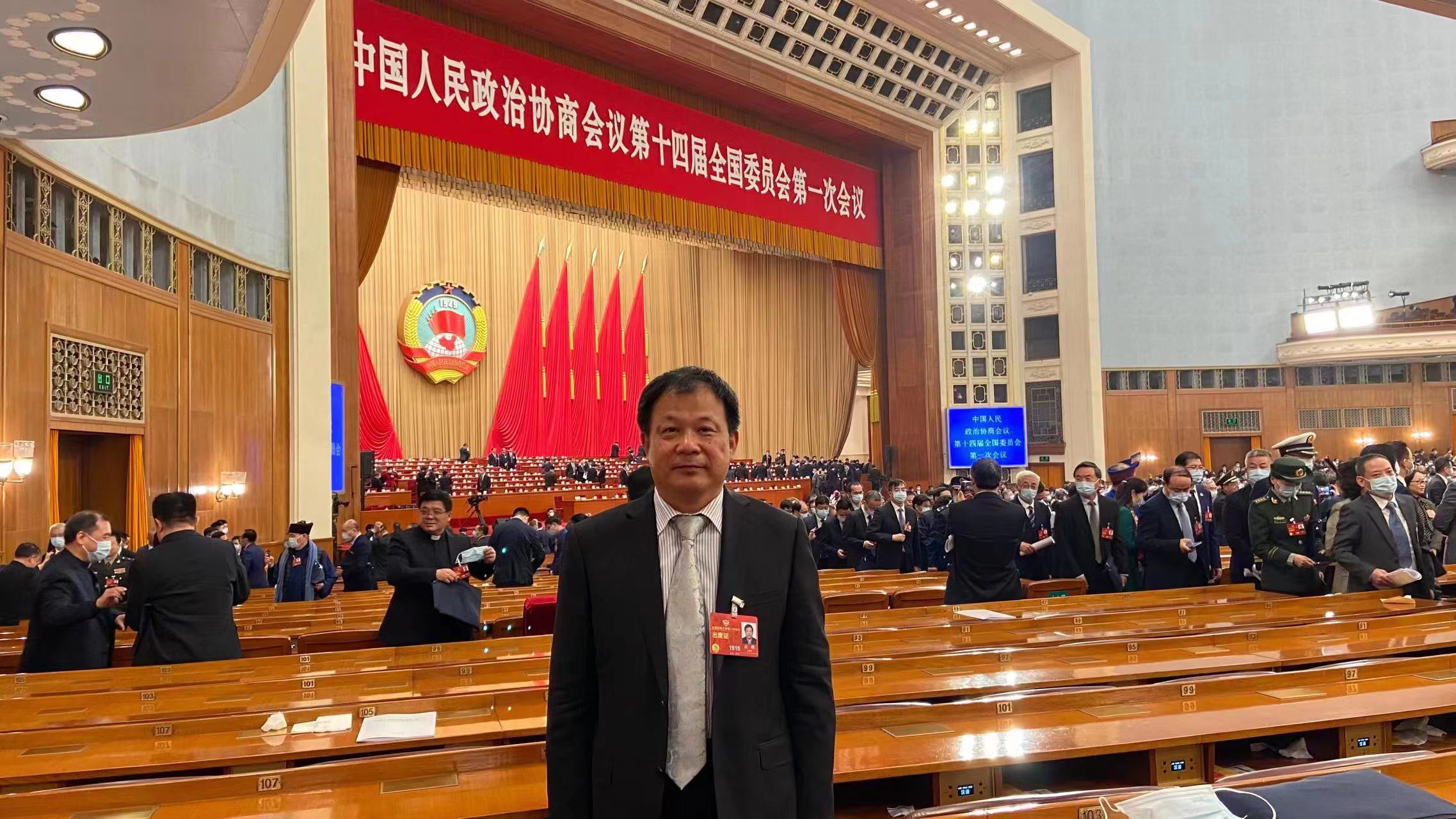 宗教界政协委员高明在参加全国政协第十四次代表会议小组讨论时表示：坚持党的全面领导