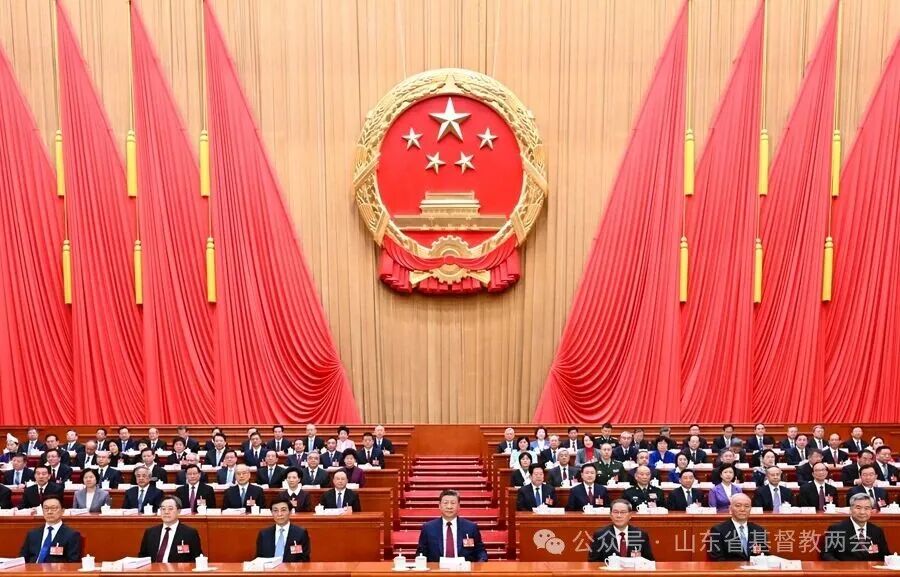 十四届全国人大四次会议在京开幕 习近平等在主席台就座